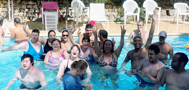 Pluie de soleil et éclaboussures de bonheur dans la piscine  du Foyer de vie de Malbosc